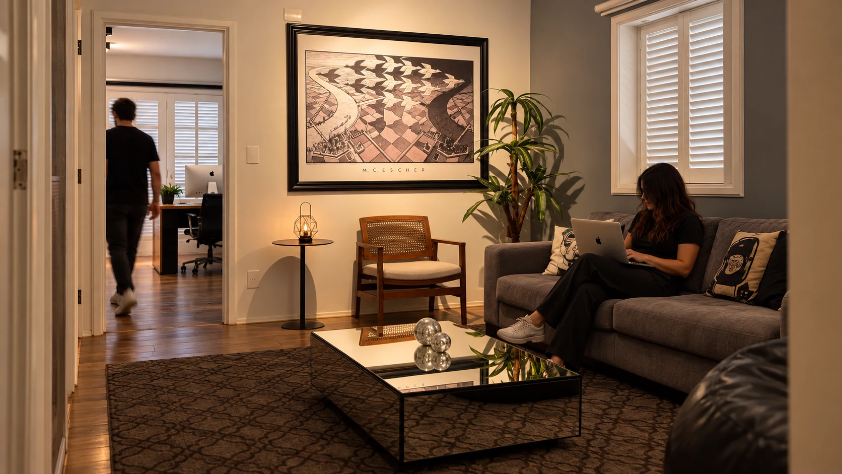 Sala de convivência da Narro, com sofá, poltrona e um quadro de M. C. Escher